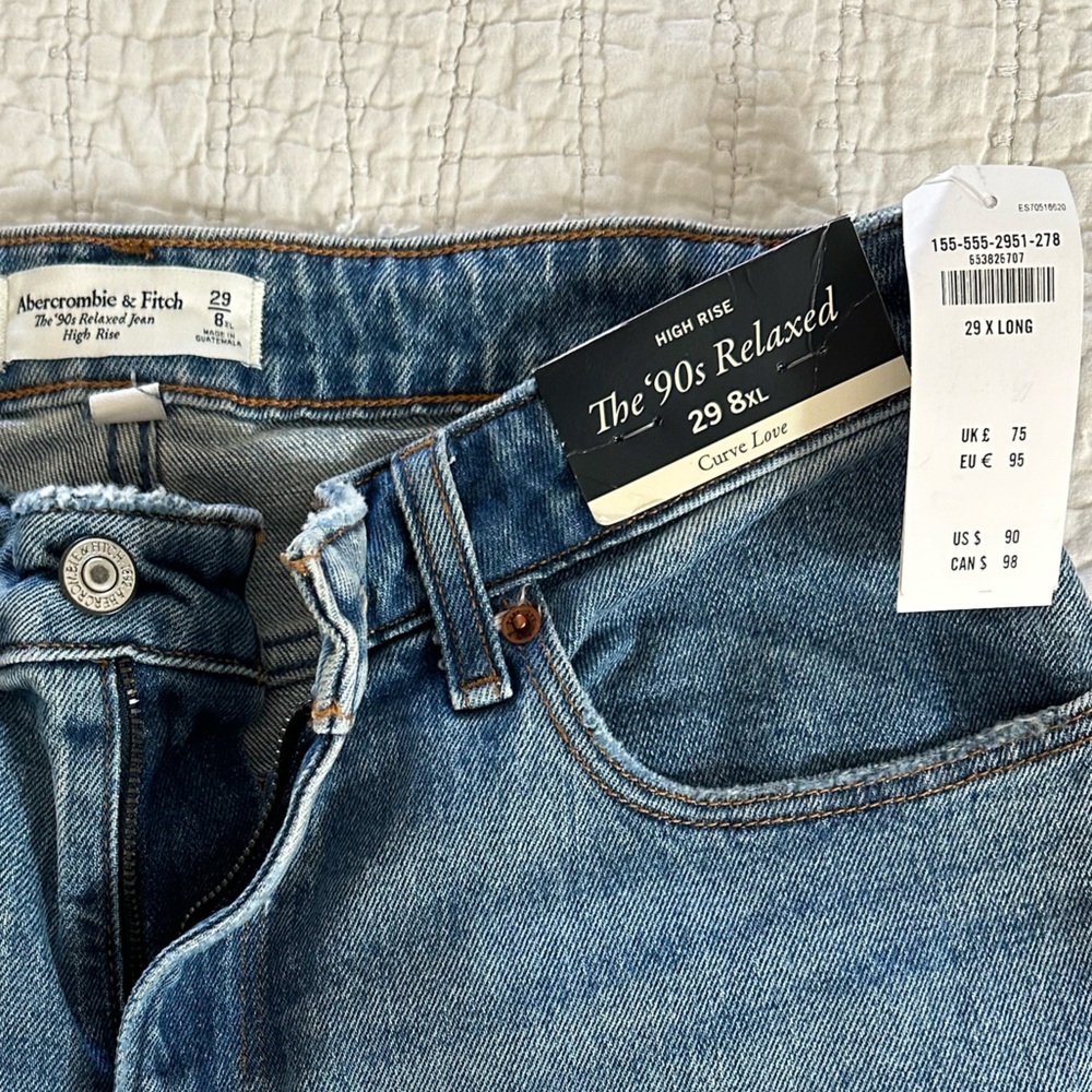 NWT- Abercrombie The 90’s Relaxed High Rise Curve Love Denim- 29-XL